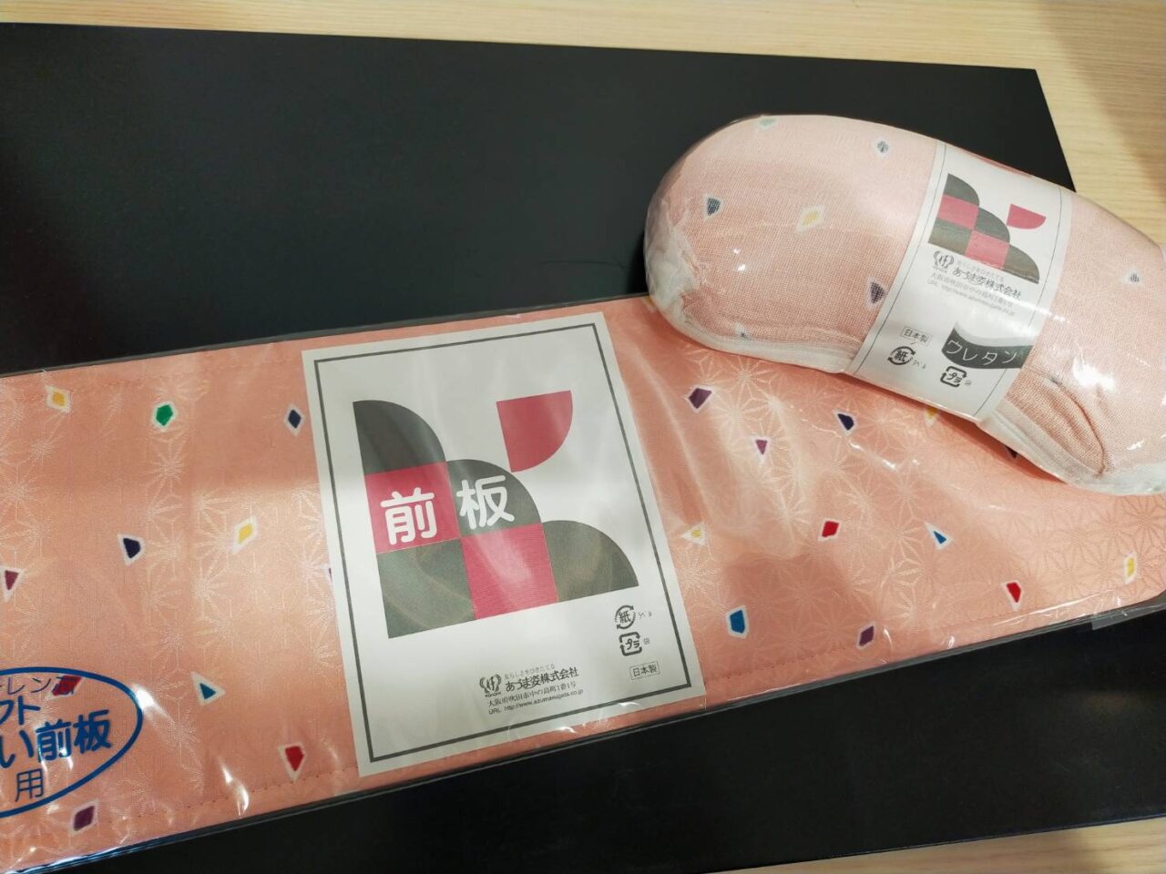 着付教室で着付に使う小物の、帯板、帯枕の写真