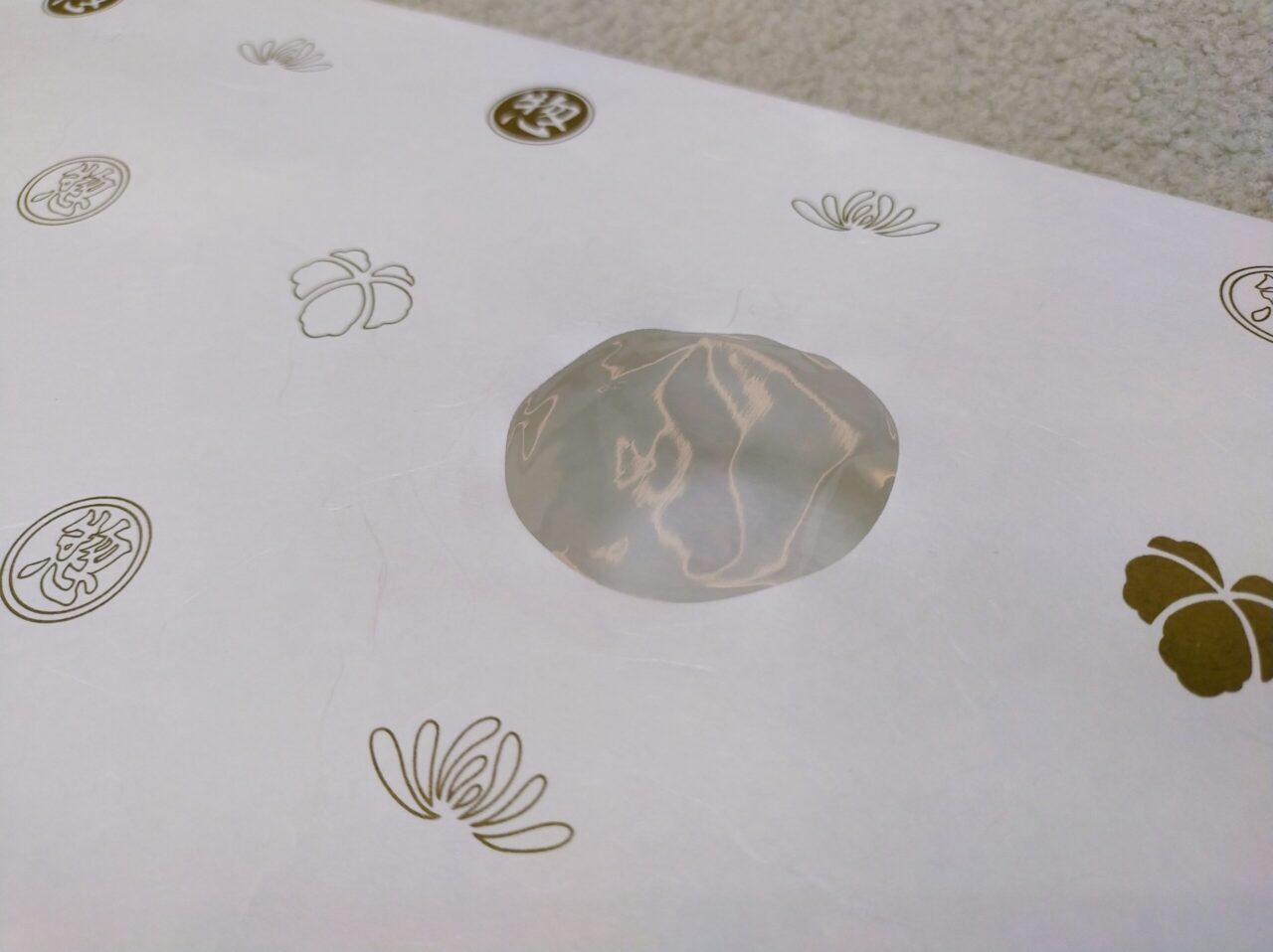 きものクリーニングのときに使う「たとう紙」の中窓の写真