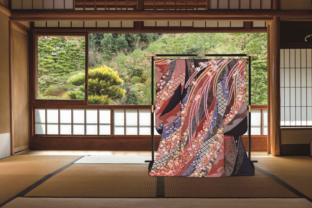 虫干しをする振袖の写真