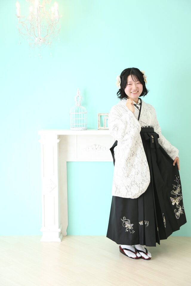 白無地卒業袴、レース袴、袴レンタル全身写真