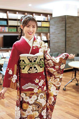 苫小牧振袖レンタル、千歳振袖レンタル、登別振袖レンタル、室蘭振袖レンタル、赤地振袖半身写真