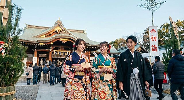 苫小牧、樽前山神社にお参りをしているイメージの写真