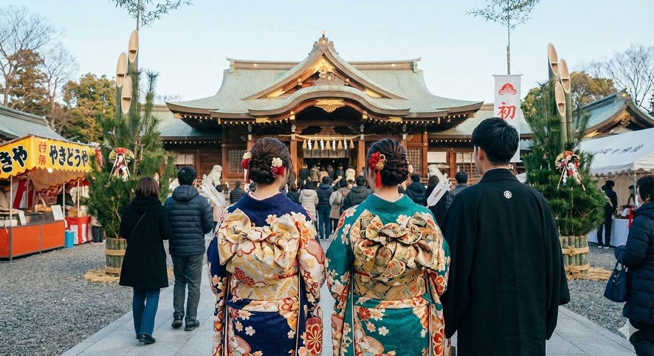 苫小牧の樽雨山神社にお参りをしているイメージの写真２枚目