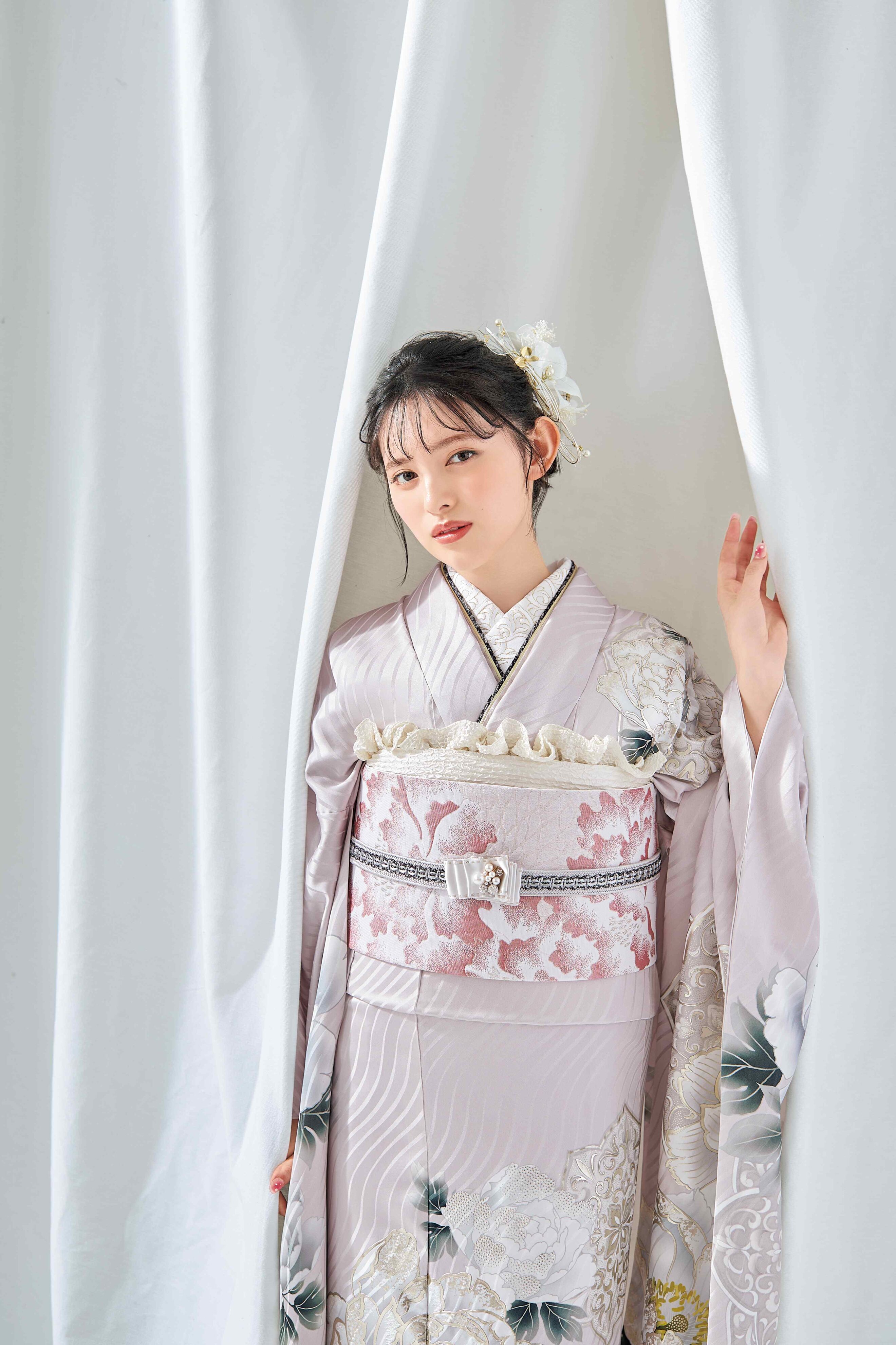 グレーレンタル振袖、アースカラー振袖半身写真